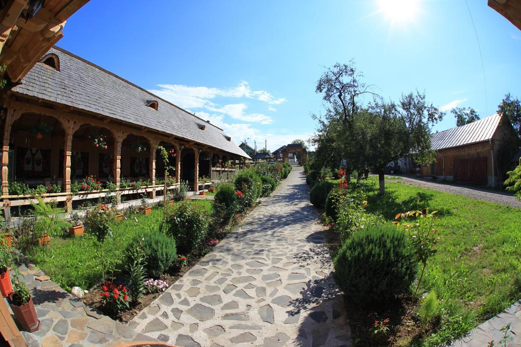 Pensiunea Sub Cetate La Matei Oncesti Exterior photo