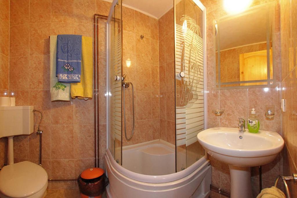 Pensiunea Sub Cetate La Matei Oncesti Room photo